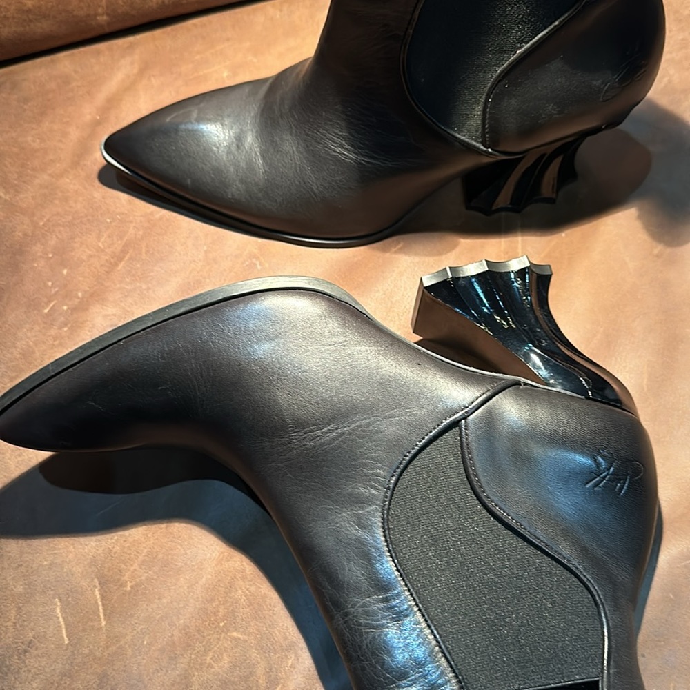 Dark Gothic dress boots with a pointed toe and sculptural heal.by FLUEVOG - Picture 4 of 8